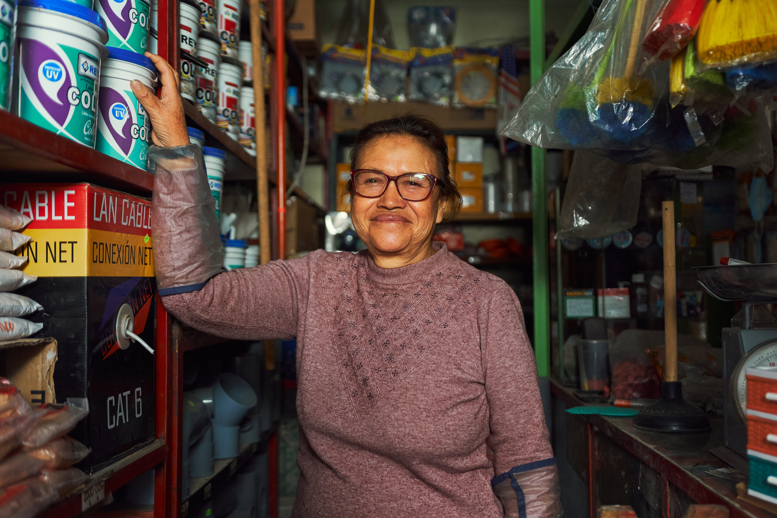 Retrato de mujer en su negocio de ferretería